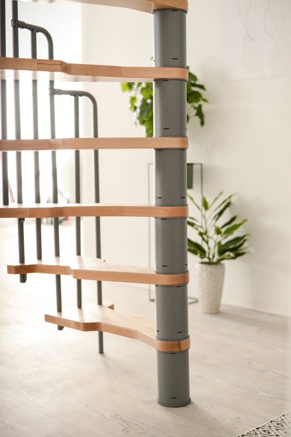 grå spiraltrappa